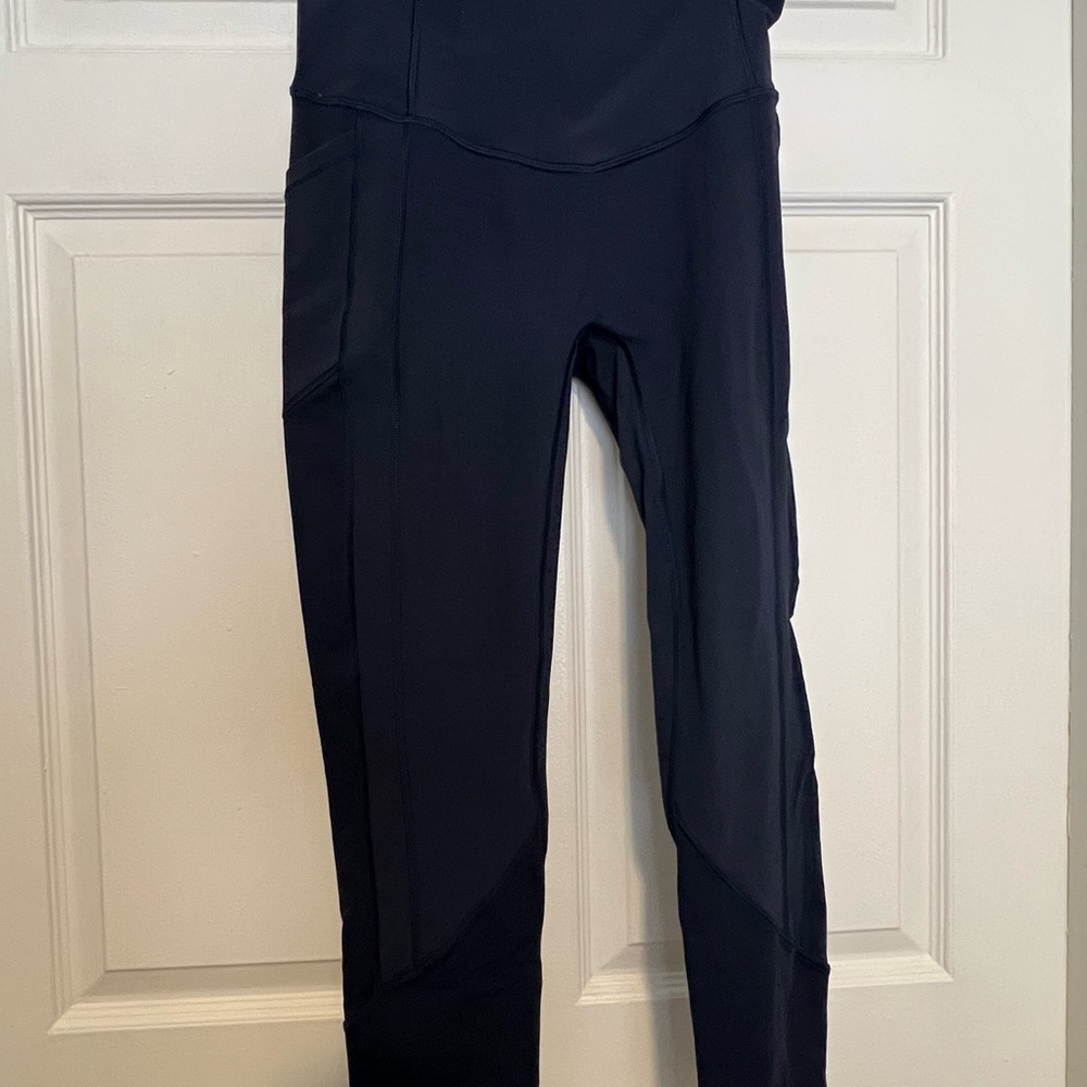 Lululemon All The Right Places Size 6 in excellent condition!
